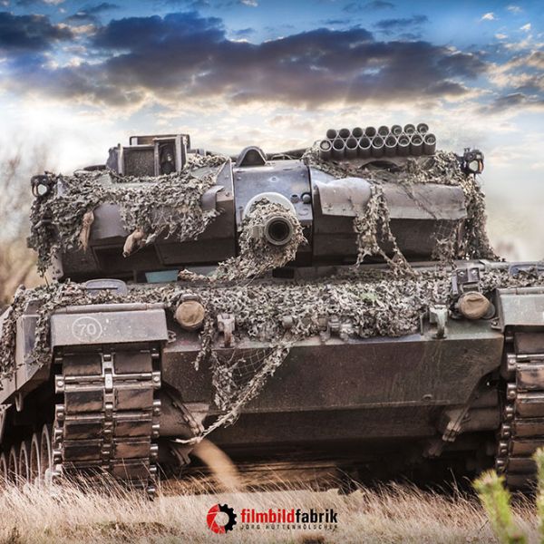 germanmainbattletankstandsinpositionE9285459-31BD-1EF4-5896-F65955AE23B6.jpg